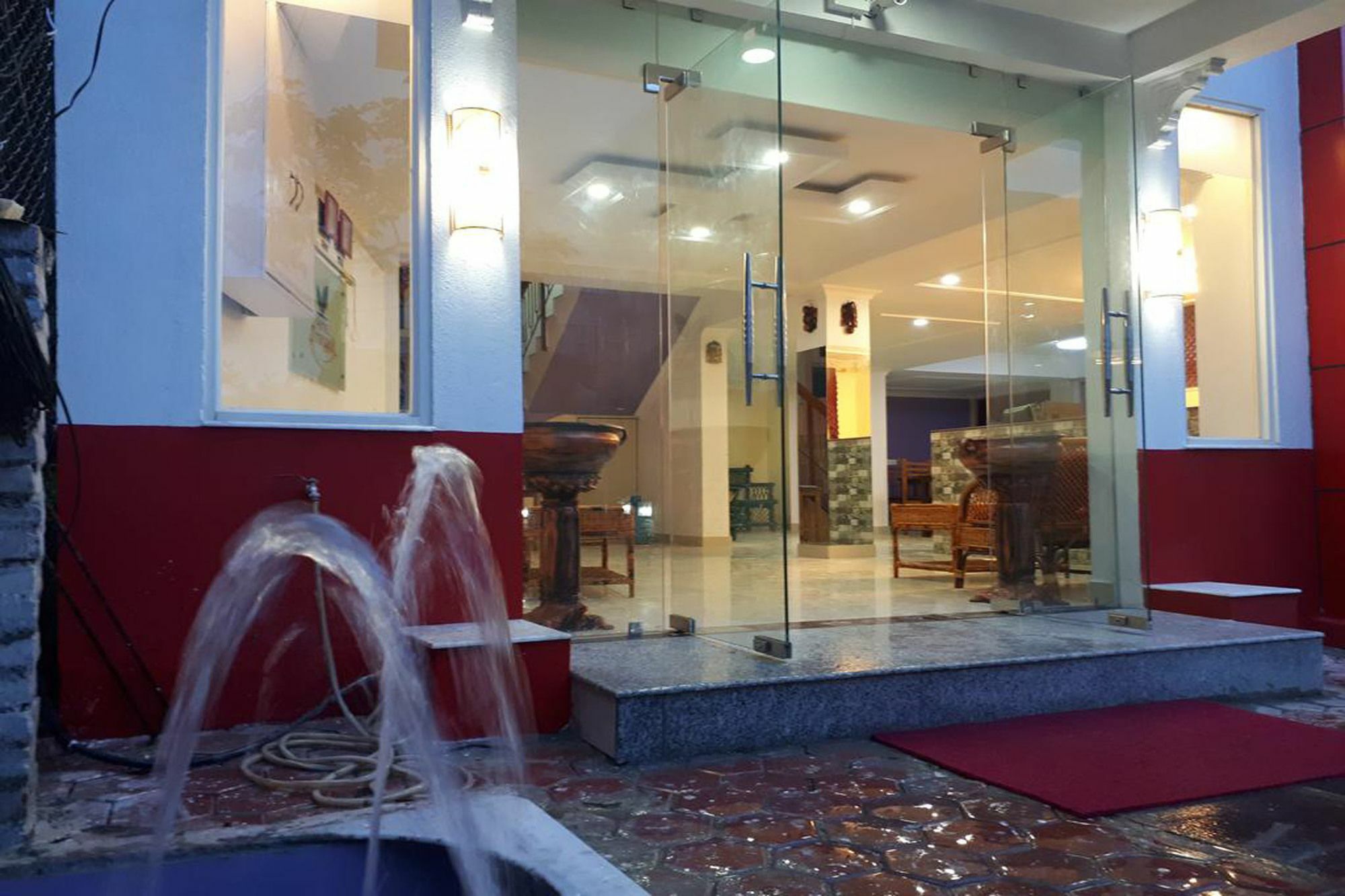 Hotel Tranquil カトマンズ エクステリア 写真